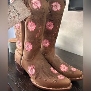 Size 8 western women’s boots.